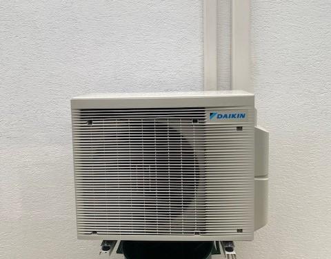 Pose d'une pompe à chaleur air/air réversible de la marque Daikin à Lamorlaye 